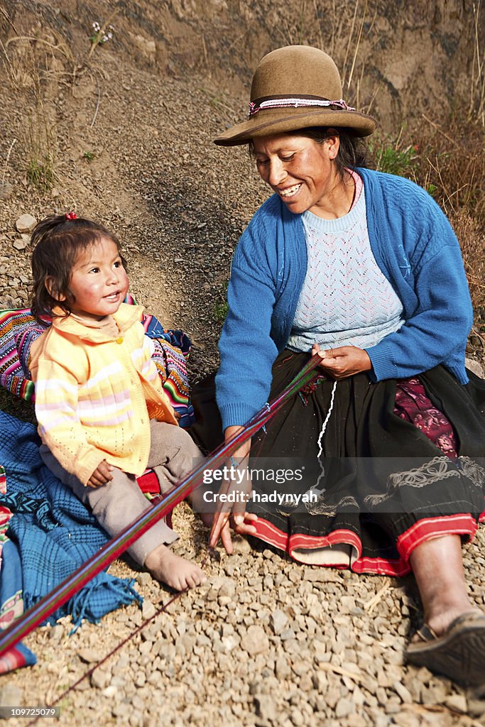 Cerca de mujer peruano weaving Pisac el sagrado Valley