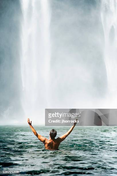 man swimming at wailua falls - hawaiian waterfalls 個照片及圖片檔