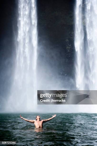 getting away from it all - hawaiian waterfalls 個照片及圖片檔