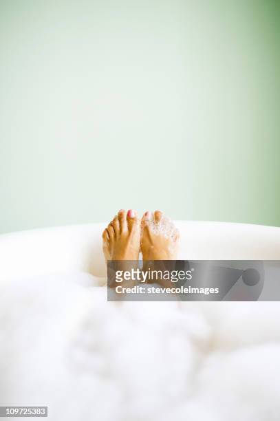 frau füße aufstrebenden in schaumbad - frau badewanne stock-fotos und bilder