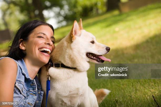 feliz mujer joven con su perro - shiba inu fotografías e imágenes de stock