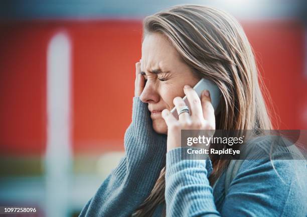 joven consigue malas noticias en su móvil. - malas noticias fotografías e imágenes de stock