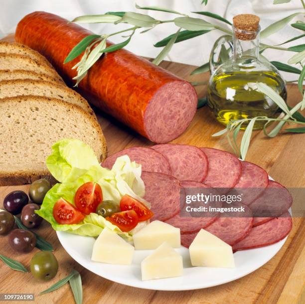 sausage and cheese on plate - baloney 個照片及圖片檔