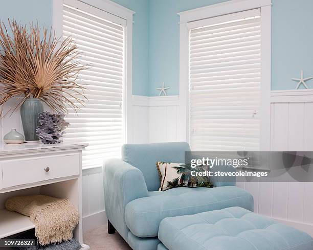 shabby chic décor intérieur du beach house - salon bleu photos et images de collection