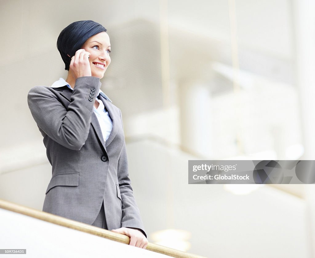 Femme d'affaires parler sur un téléphone mobile
