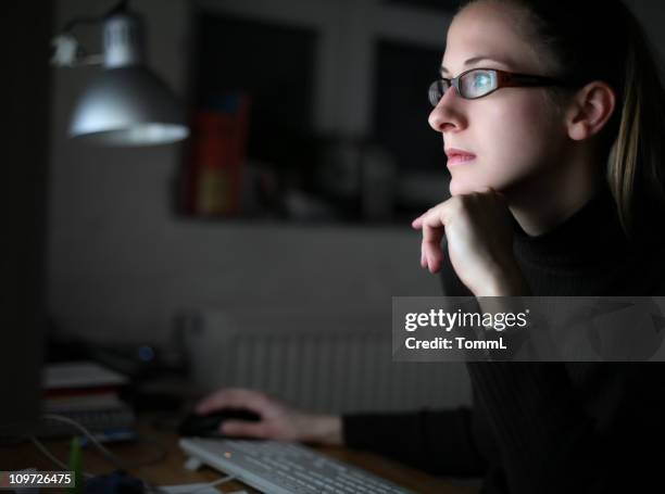working late - person with in front of screen stockfoto's en -beelden