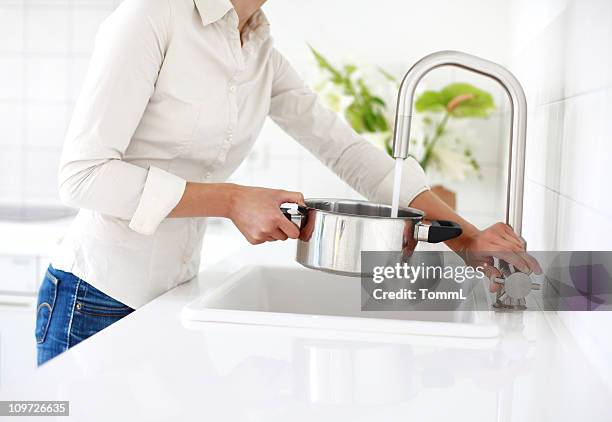 die frau liegt auf dem waschbecken mit einen stieltopf. - wash bowl stock-fotos und bilder