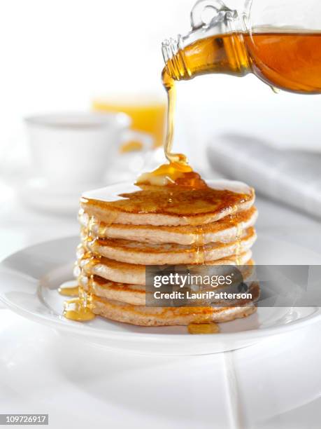 integrale pancake con sciroppo d'acero - sciroppo foto e immagini stock