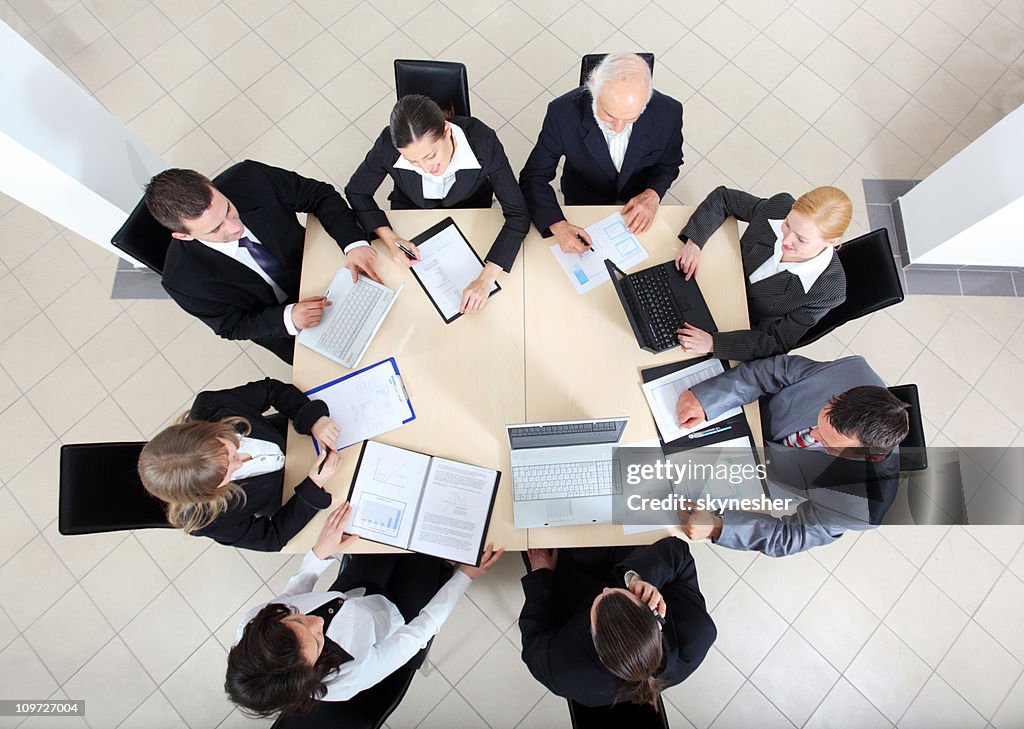 Las personas de negocios trabajan en las salas de reuniones