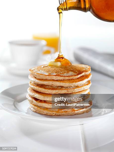 integrale pancake con sciroppo e burro - sciroppo foto e immagini stock