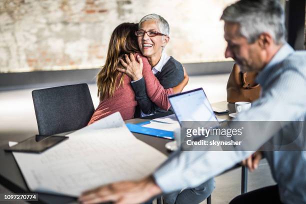 abbracciato madre e figlia in un incontro con agente immobiliare. - affettuoso foto e immagini stock