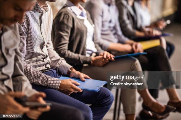 gruppe von unkenntlich kandidaten für ein vorstellungsgespräch warten. - employment stock-fotos und bilder