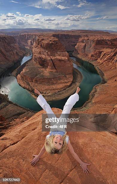 sitzt auf der kante-hufeisen bend (xxl - lake powell stock-fotos und bilder