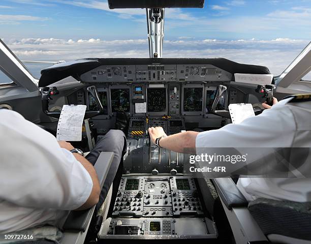pilotos en la cabina de piloto-preparación de aterrizaje - pilotar fotografías e imágenes de stock