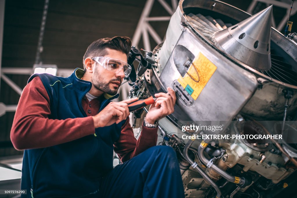 Vliegtuigen werktuigkundige herstellen van een straalmotor van een klein vliegtuig in een hangar