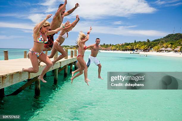 grupo de amigos saltar acoplar - kicks off imagens e fotografias de stock