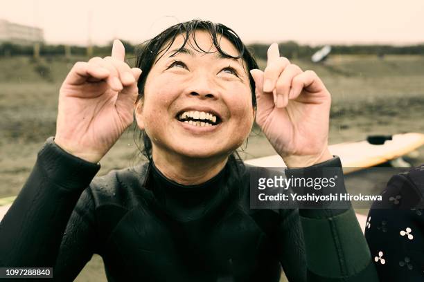 facial expression portrait of mature japanese woman - japanese woman looking up stock-fotos und bilder