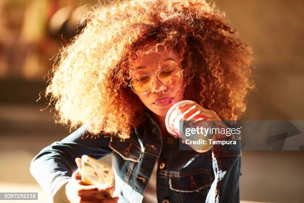 jonge hipster vrouw in de straten van barcelona. - limonade stockfoto's en -beelden