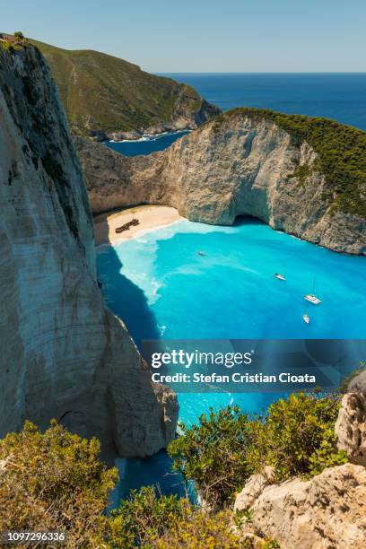 navagio beach, zakynthos island, greece - strandberg stefan stock-fotos und bilder