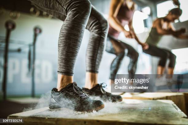 sauter sur la caisse au cours de l’entraînement sportif ! - entraînement croisé photos et images de collection