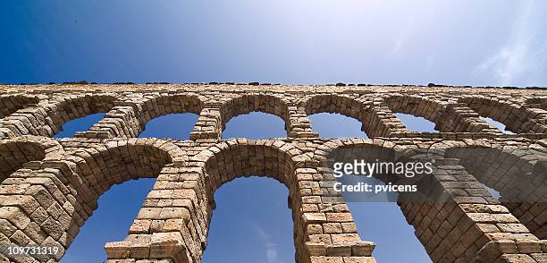 aqueduct of segovia - romaans stockfoto's en -beelden