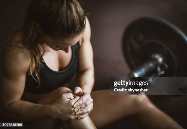 pain in knee on sports training! - women sport injury stock pictures, royalty-free photos & images