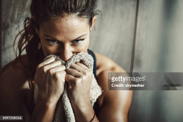 concentration is the key to successful sports training! - towel imagens e fotografias de stock