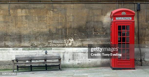 red phone box and bench seat, london - telefonzelle stock-fotos und bilder