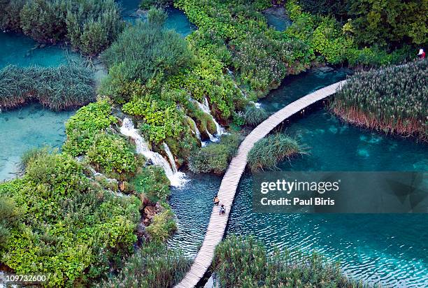 dream place, wooden footbridge, plitvice park - nationalpark plitvicer seen stock-fotos und bilder