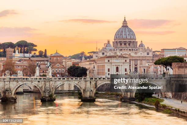 rome skyline at sunset with tiber river and st. peter's basilica, italy - rome photos et images de collection