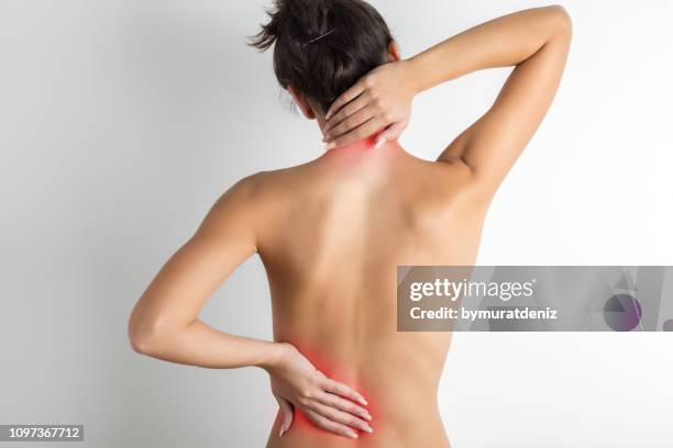 dolor en la espalda - back pain fotografías e imágenes de stock