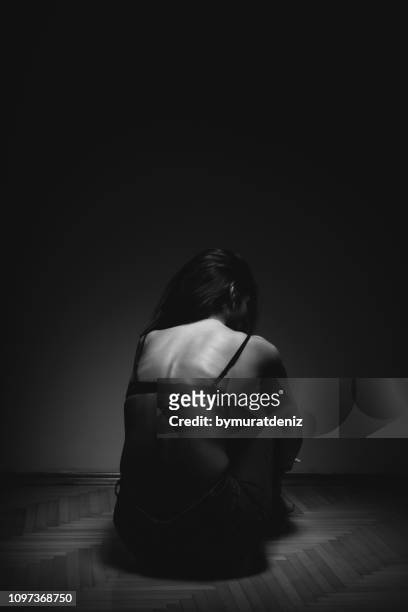 garota sozinha no quarto - bulimia nervosa - fotografias e filmes do acervo