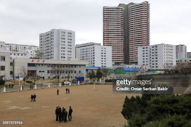 campo de futebol no pátio escolar, coreia do norte - north korea landscape - fotografias e filmes do acervo
