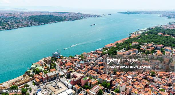 gesamtansicht des bosporus vom hubschrauber in istanbul, türkei - bosporus bucht goldenes horn istanbul stock-fotos und bilder