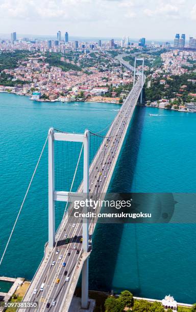 luchtfoto van de helikopter naar istanbul bosporus-brug (15 juli martelaren brug) in turkije - bosphorus stockfoto's en -beelden