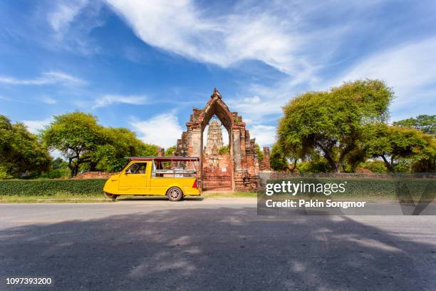 tuk tuk car tourist at parking outdoors with wat mahathat background - sukhothai stockfoto's en -beelden