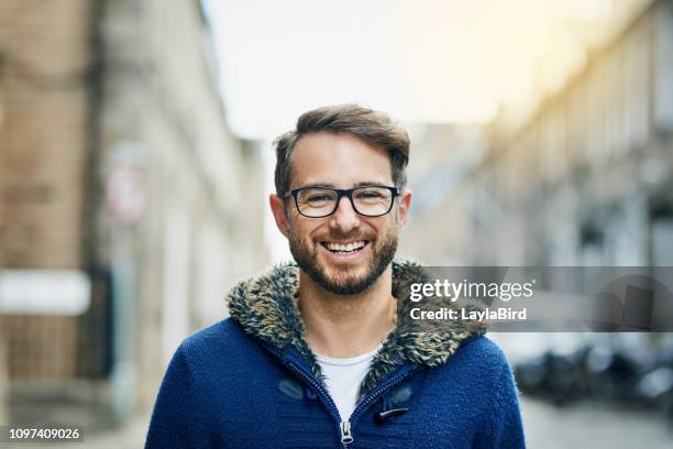 è bello fare una passeggiata per la città - beard men street foto e immagini stock