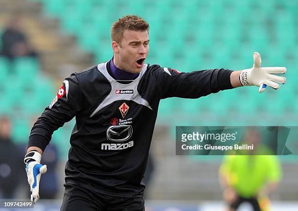 Artur Boruc of Fiorentina in action during the Serie A match between AS Bari and ACF Fiorentina at Stadio San Nicola on February 27, 2011 in Bari,...