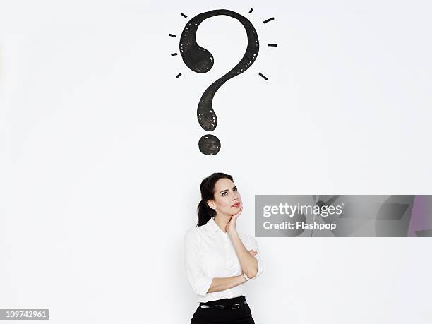 woman with a question mark above her head - punto di domanda foto e immagini stock