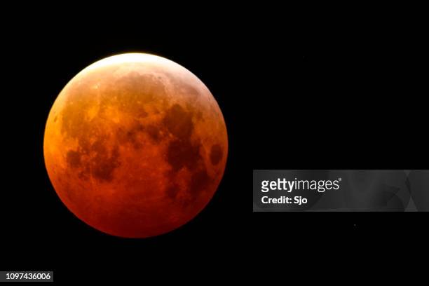 super bloed wolf maan maansverduistering van januari 2019 - eclipse lunar stockfoto's en -beelden