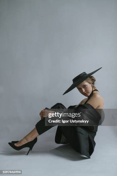 fashionable woman posing in studio - foetushouding stockfoto's en -beelden