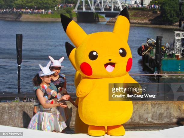 de vijfde jaarlijkse "pikachu uitbraak" in yokohama (2018) - pikachu stockfoto's en -beelden