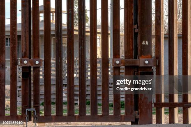 die vereinigten staaten mexiko internationale grenzmauer zwischen sunland park new mexiko und puerto anapra, chihuahua, mexiko - chihuahua desert stock-fotos und bilder