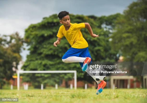 habilidades con el balón de fútbol - brazilian playing football fotografías e imágenes de stock