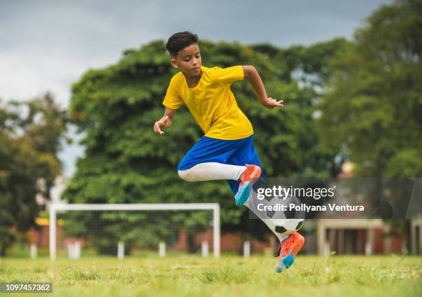 compétences avec le ballon de soccer - soccer player photos et images de collection