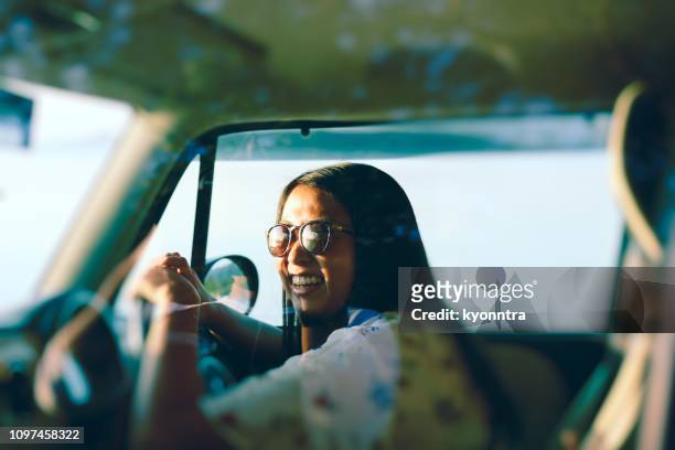 woman driver - drive atividade desportiva imagens e fotografias de stock