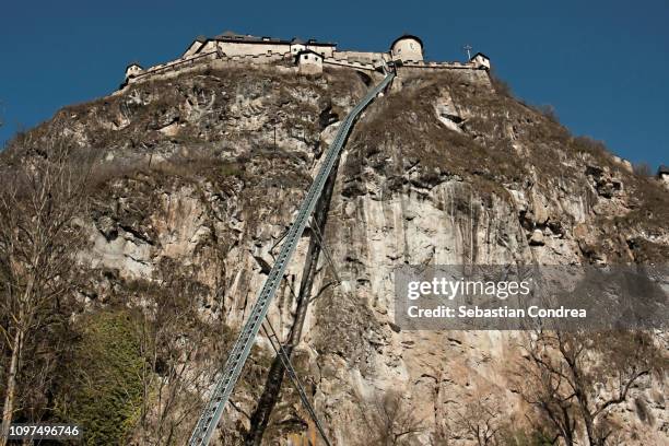 cable cabin of hochosterwitz castle, austria - hochosterwitz castle stock pictures, royalty-free photos & images