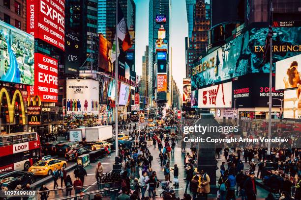new york times square - überfüllt stock-fotos und bilder
