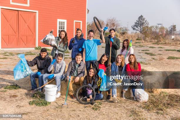 lokale community service fluss cleanup teamwork - city cleaning stock-fotos und bilder