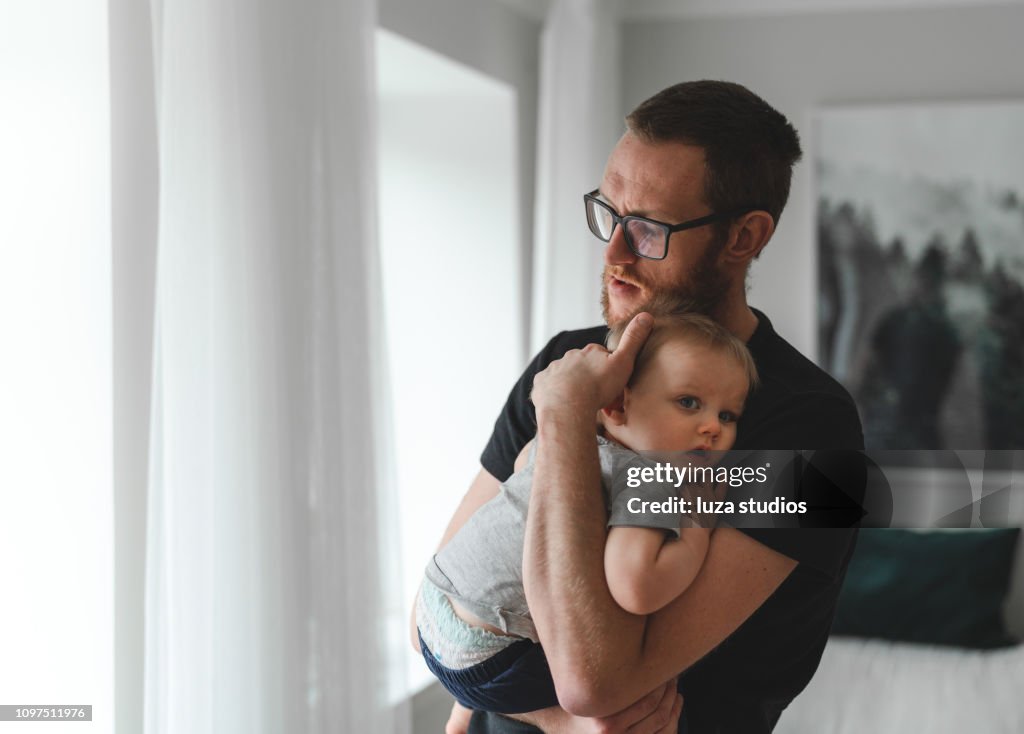 Vater mit Sohn Baby zu Hause bleiben